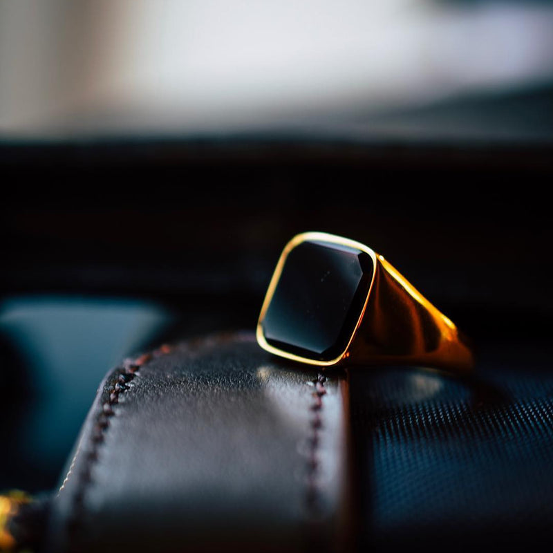 Sort Onyx Signatur - Guldtonet Ring til Mænd - Tilbud!