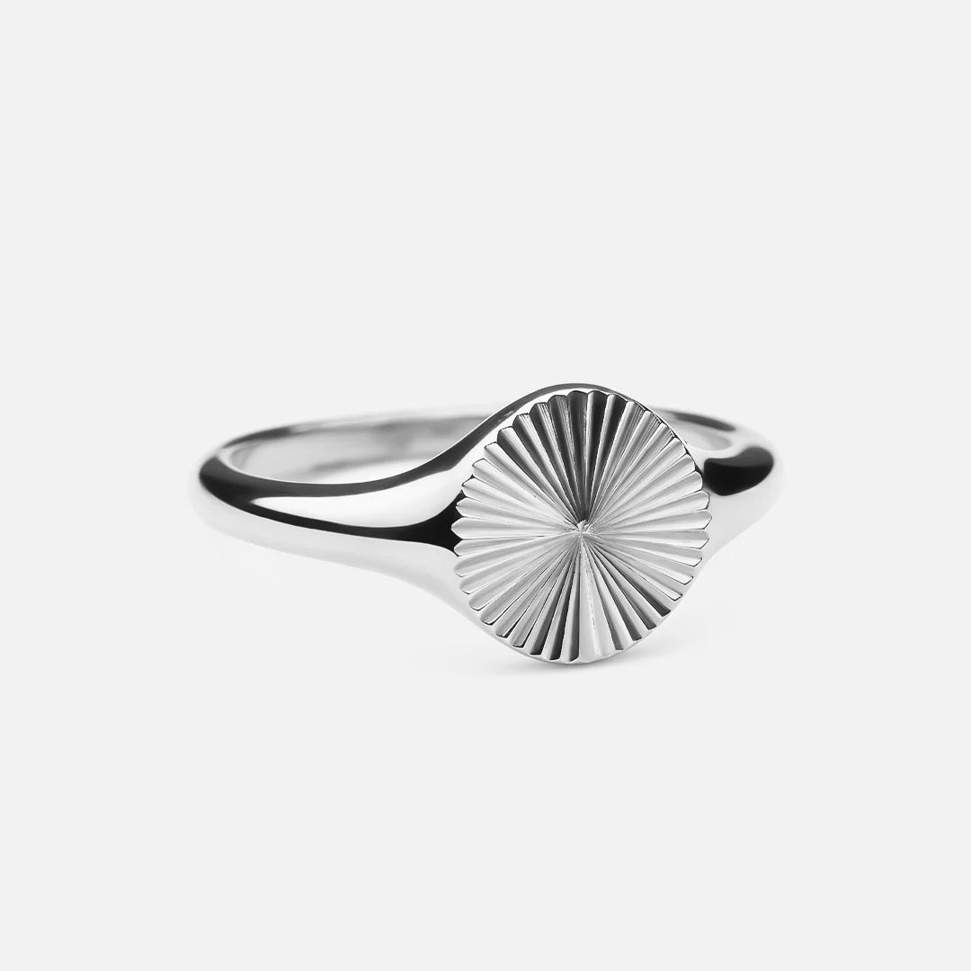 Sølvfarvet Rund Ring med Soltegn fra Josephine Nord